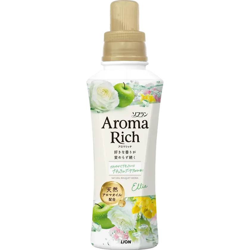 柔軟剤のボトルの写真。ボトルには「Aroma Rich」の文字と、リンゴや花のデザインが施されている。