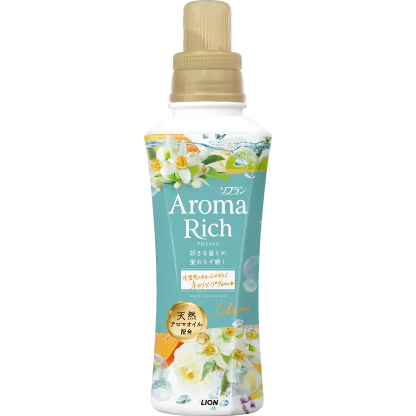 ソフランAroma Richの柔軟剤のボトルです。爽やかな水色をベースに、オレンジの花や柑橘系のイラストが描かれています。