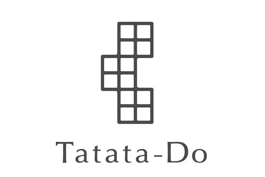 ロゴマーク。ブロックのような図形と「Tatata-Do」の文字。