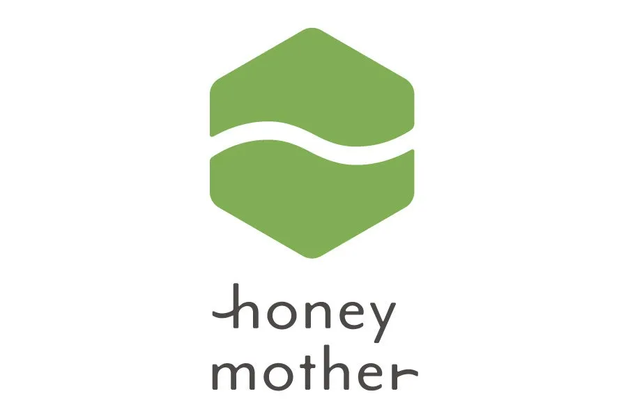緑色の六角形の中に波線が描かれ、その下に「honey mother」と書かれたロゴ。
