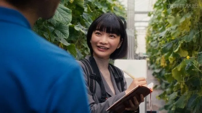 温室でノートに記録する女性