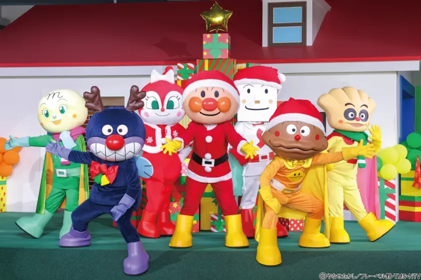 アンパンマンのキャラクターたちがクリスマス衣装を着てポーズをとっている写真です。