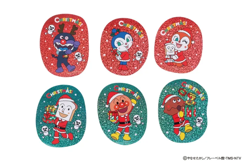 アンパンマンのクリスマスをテーマにしたキャラクターシール。様々なキャラクターがサンタクロースの衣装を着て、プレゼントを持っていたり、雪だるまのようなキャラクターが描かれている。
