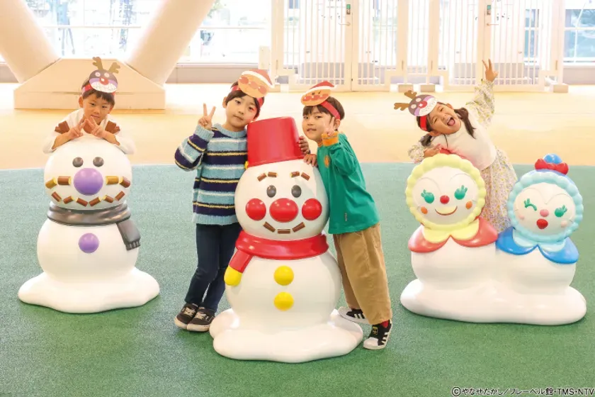 雪だるまのオブジェと子供たちの写真