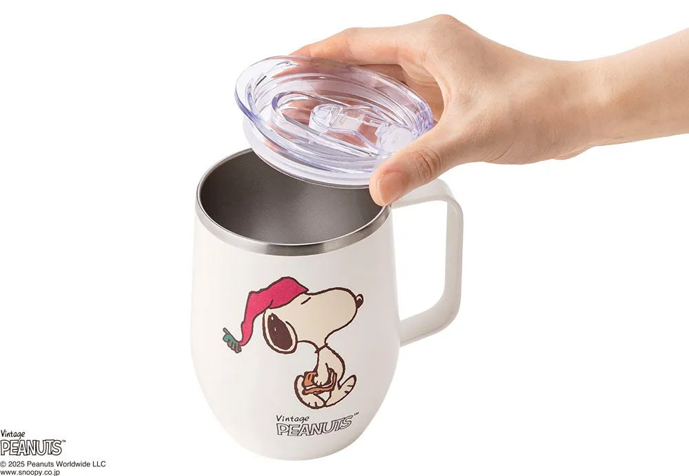 スヌーピーのイラストが描かれた白いマグカップ。蓋が持ち上げられており、中身が見える。