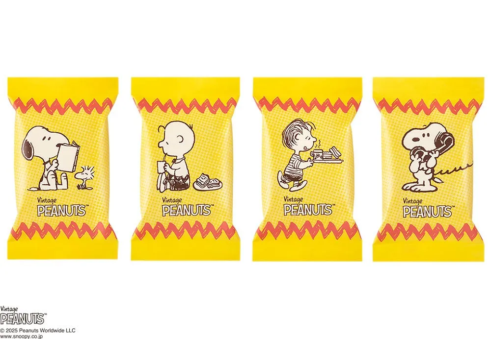 スヌーピーやチャーリー・ブラウンなどのピーナッツのキャラクターが描かれた、黄色いパッケージのヴィンテージPEANUTSのグッズが4つ並んだ画像です。