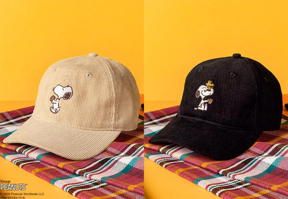 スヌーピーの刺繍が施されたベージュと黒のキャップの画像。