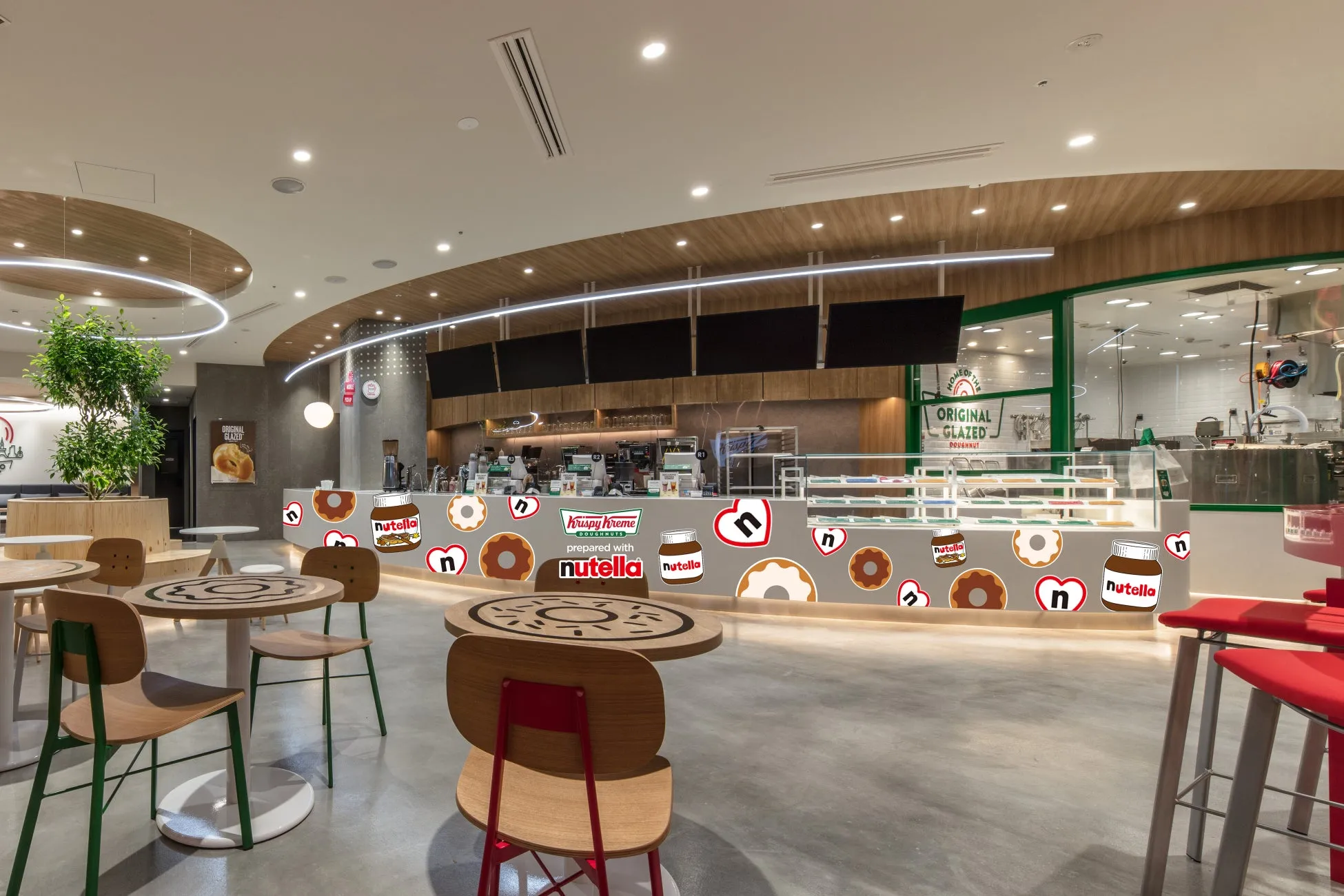 Krispy Kremeの店内の写真。店内のカウンターにはドーナツとNutellaのロゴが描かれ、テーブルと椅子が配置されている。