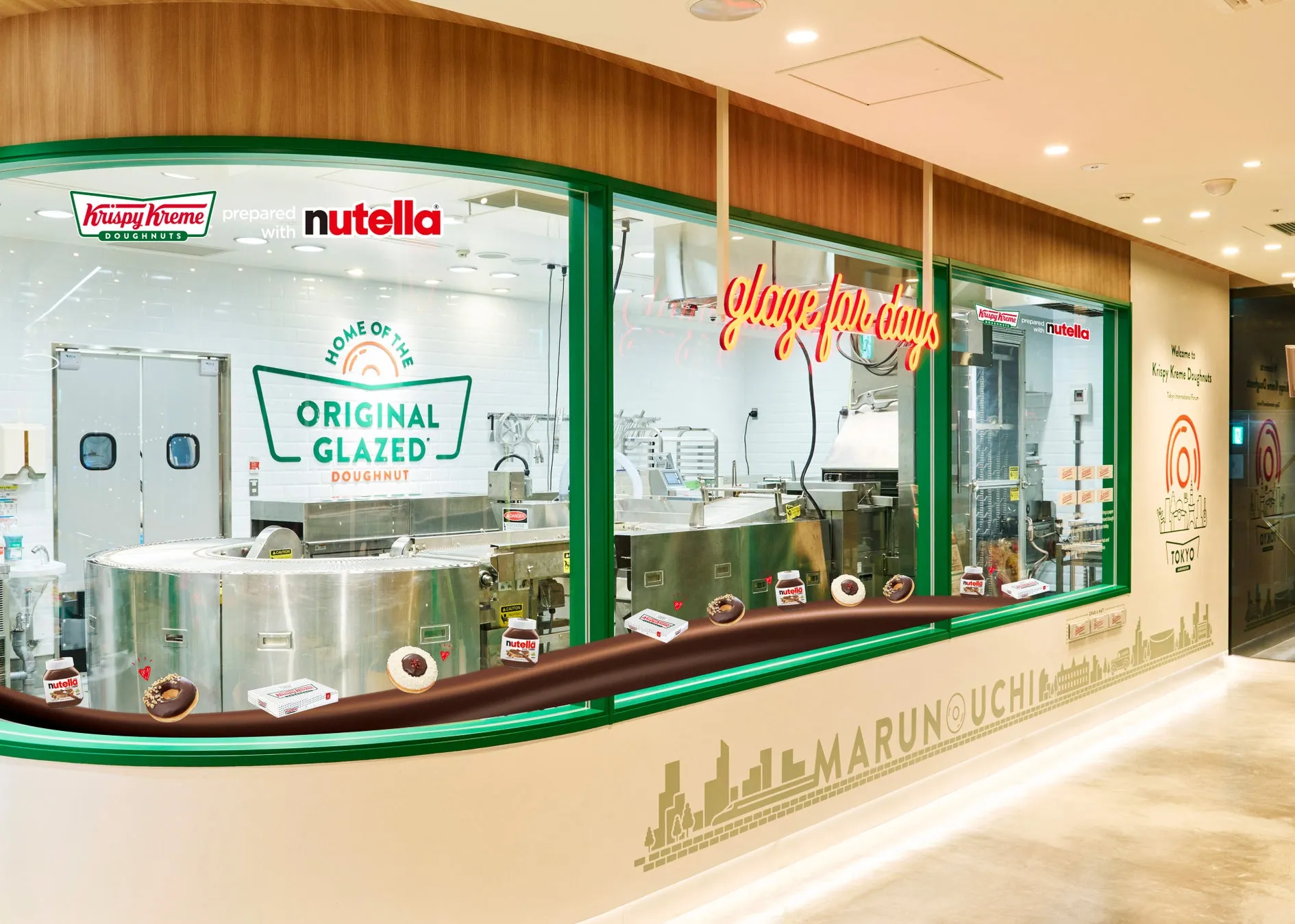 クリスピークリームドーナツとヌテラのコラボレーションをテーマにした店内の写真。ドーナツの製造工程、ロゴ、商品が写っている。