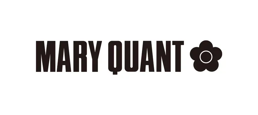 MARY QUANTのロゴマーク。黒色の太字で「MARY QUANT」と書かれ、花のマークが付いている。