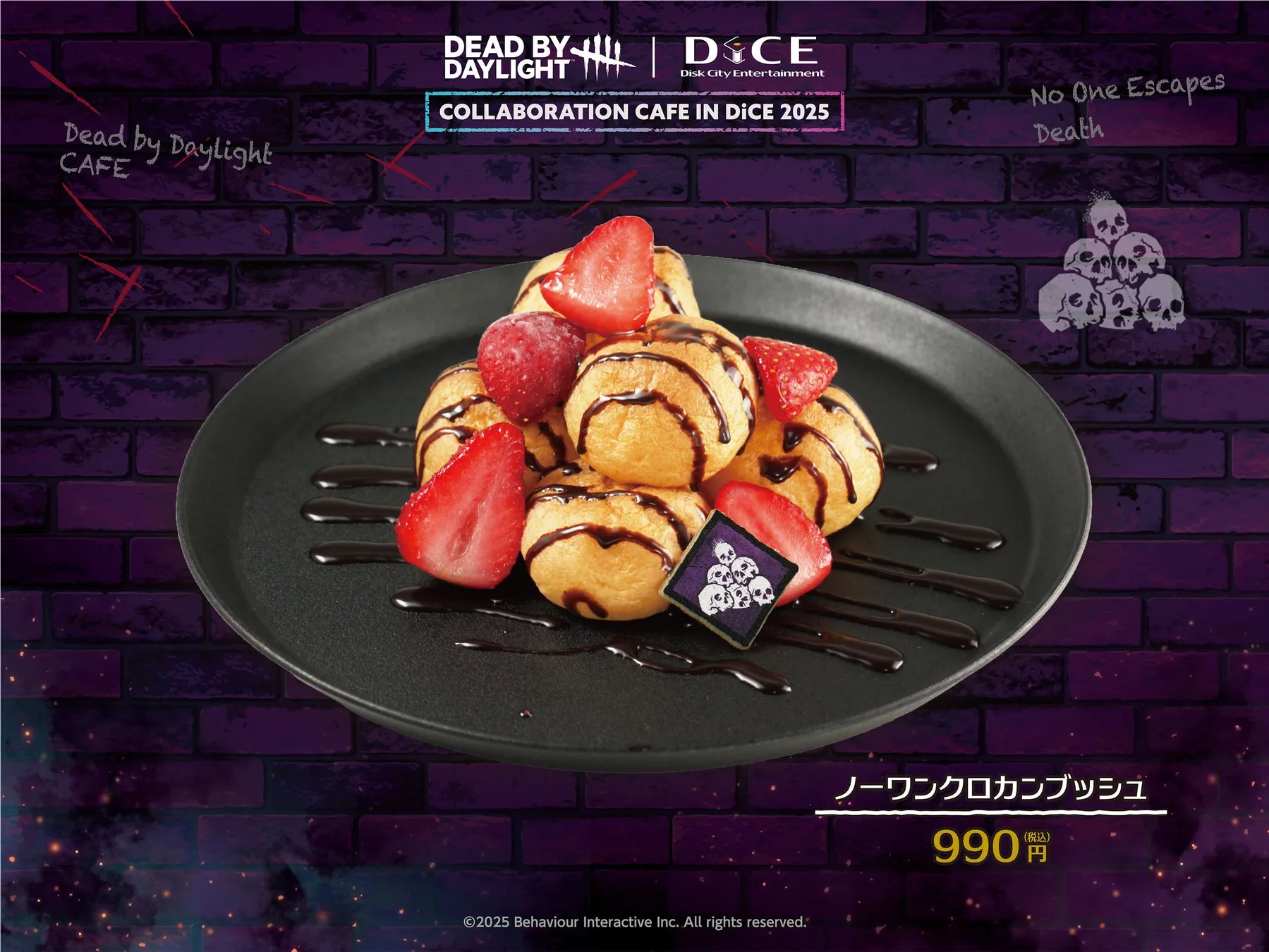Dead by Daylight カフェのメニューの写真。シュークリームのようなものにチョコレートソースとイチゴが添えられており、Dead by Daylightのロゴや関連イラストも確認できる。