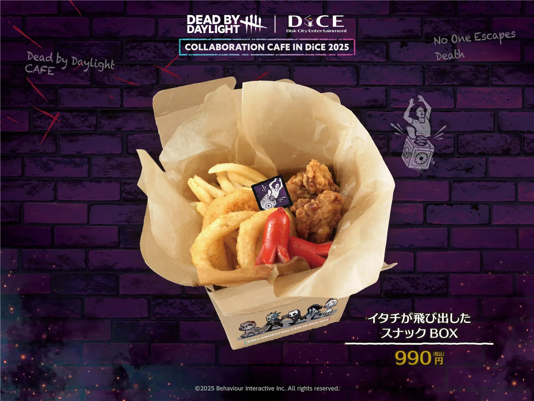 Dead by Daylightコラボカフェのメニュー「イタチが飛び出したスナックBOX」の画像。フライドポテト、オニオンリング、フライドチキン、ソーセージが紙製の容器に入っており、Dead by Daylightのロゴやキャラクターが描かれている。価格は990円（税込）。