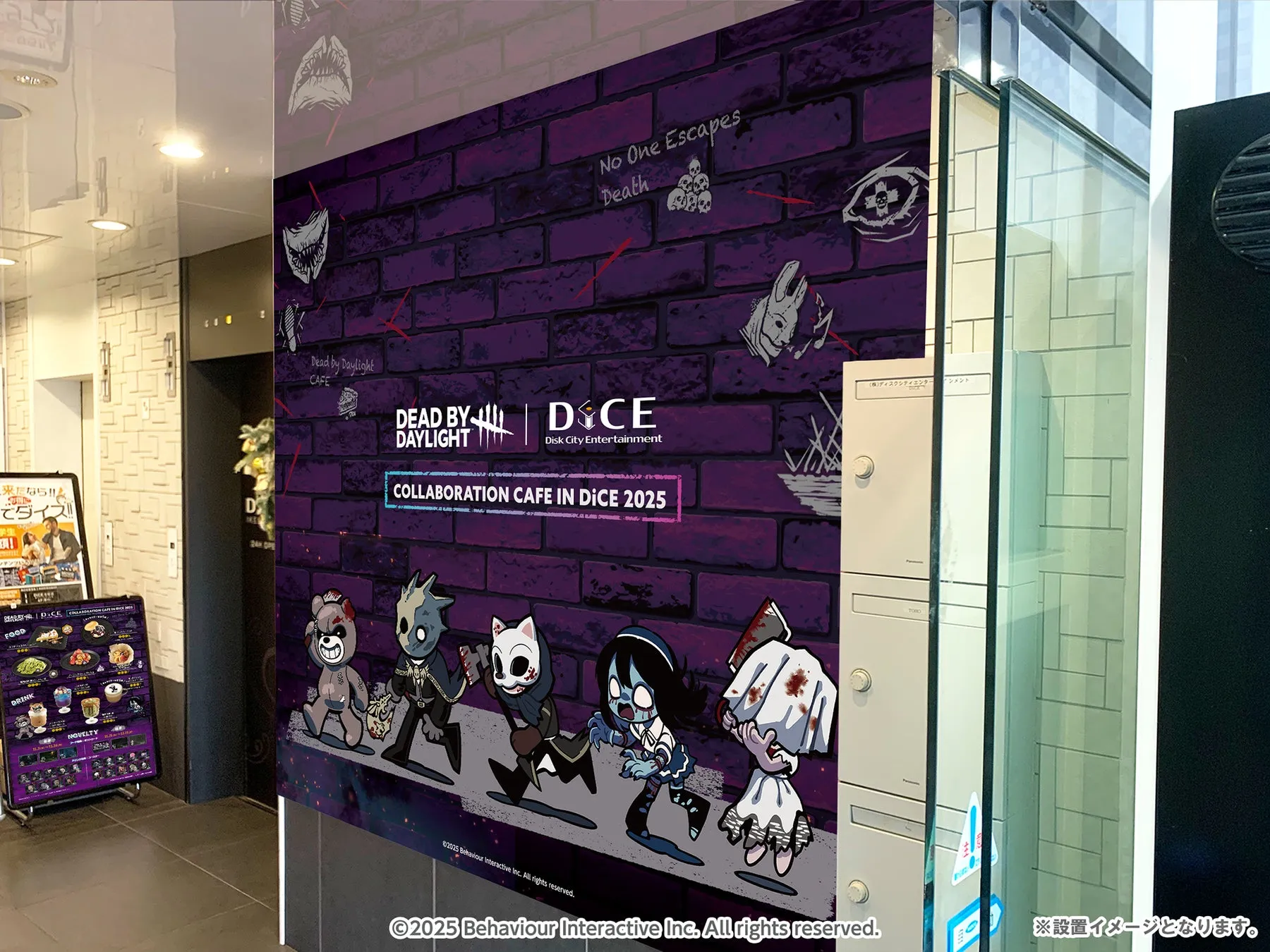 Dead by DaylightとDICEのコラボカフェの壁面グラフィック。レンガの壁にキャラクターたちが描かれ、コラボカフェの告知がされている。