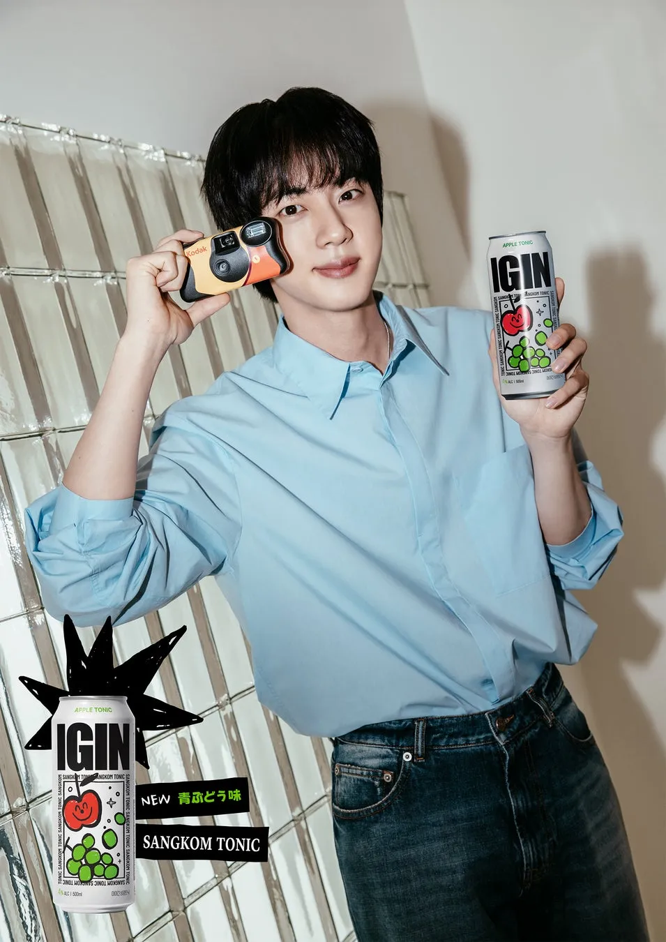 JINがIGIN SANGKOMの缶を持つ姿