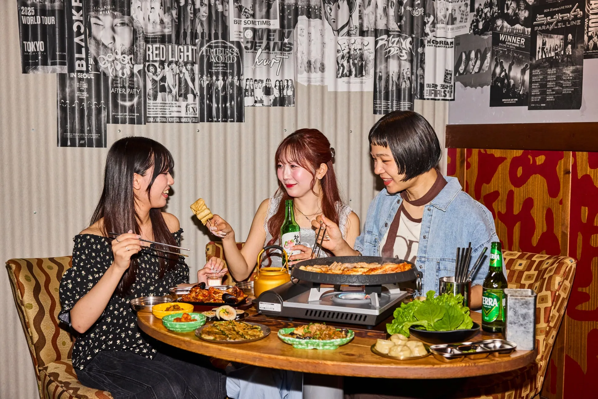 IGINが似合う韓国料理店での乾杯シーン