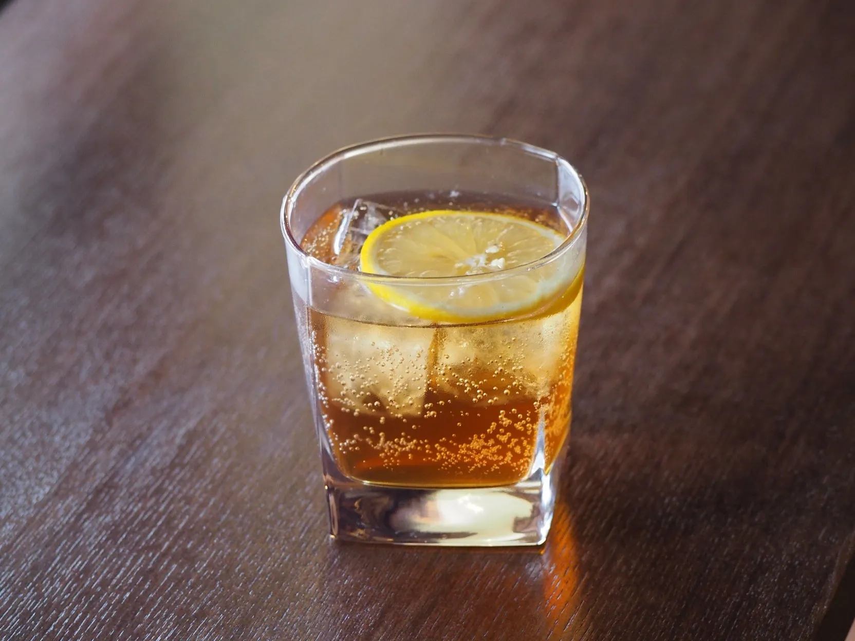 レモンスライスが添えられた琥珀色の飲み物