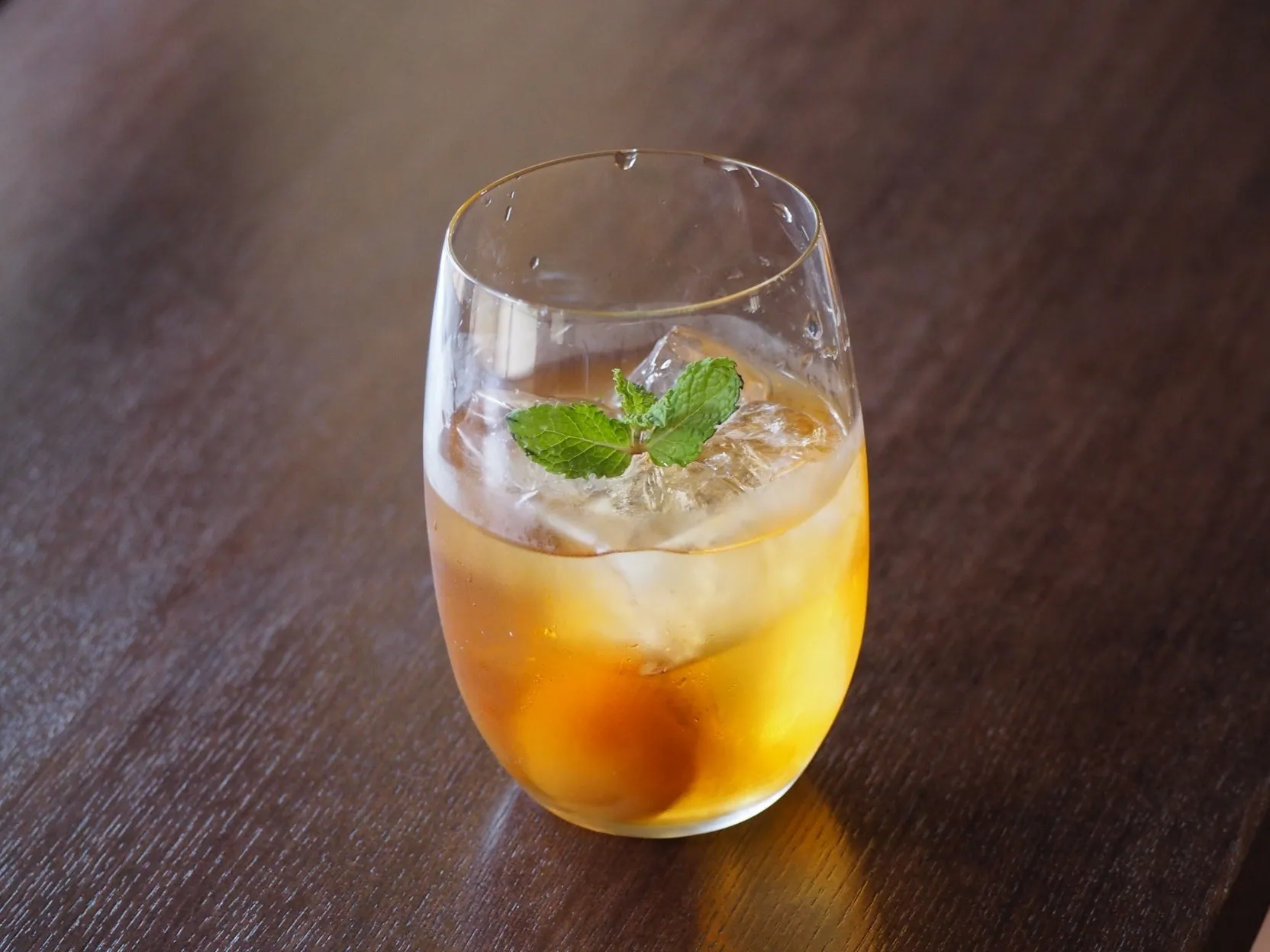 ミントの葉が添えられた飲み物