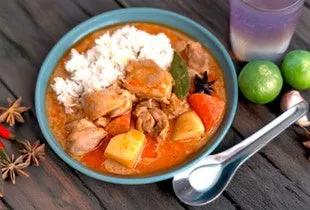 カレーライスとライムのクローズアップ写真