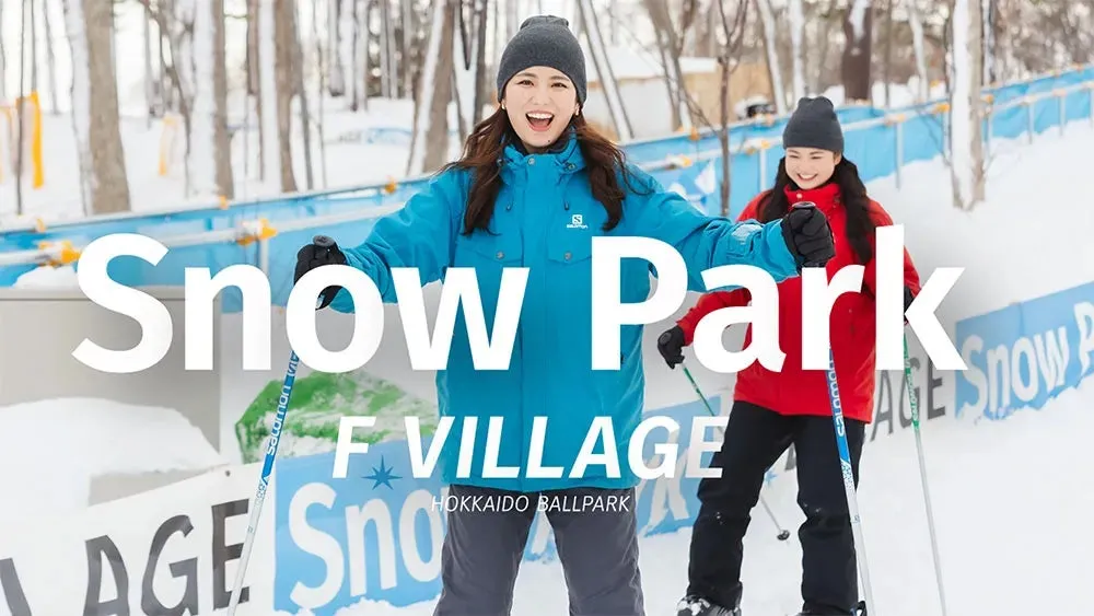雪山で楽しそうにスキーをする女性たちの写真です。