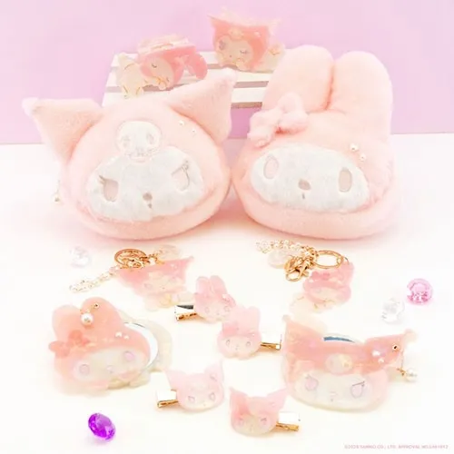 ピンク色のマイメロディとクロミのグッズの写真です。