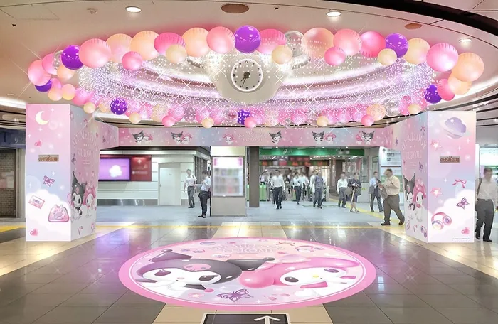 マイメロディとクロミのイベント装飾が施された駅の通路