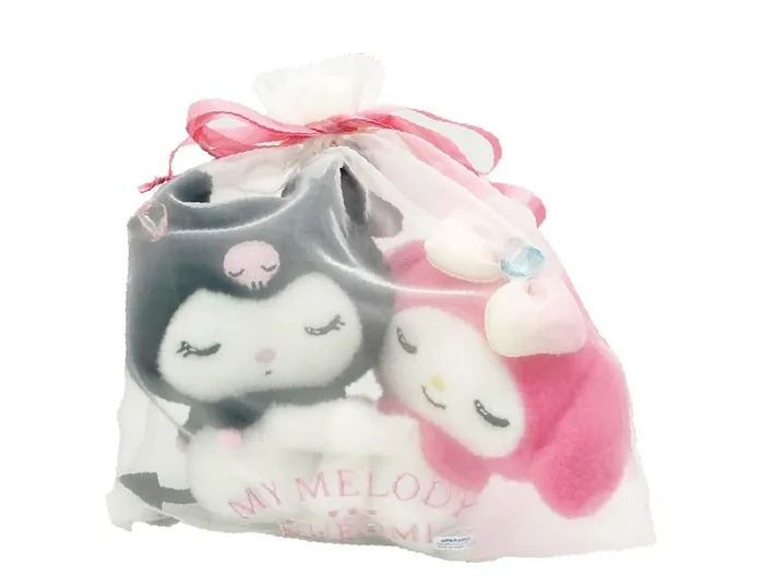 マイメロディとクロミのぬいぐるみが入ったギフトセット。