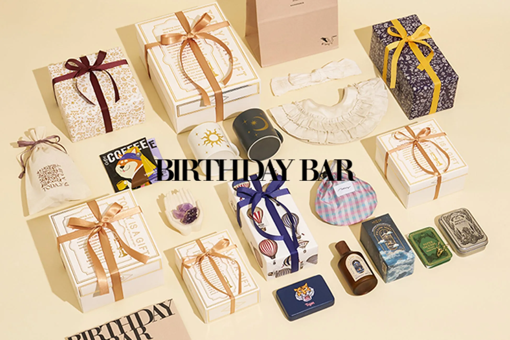 誕生日をテーマにしたギフトが並べられた写真です。プレゼントや装飾品が配置されており、全体的に華やかな印象を与えます。