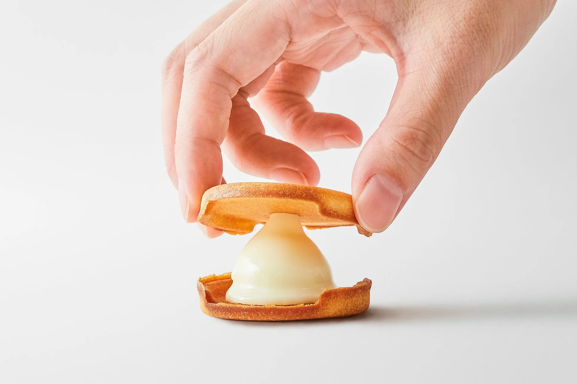 手がお菓子を開けている様子