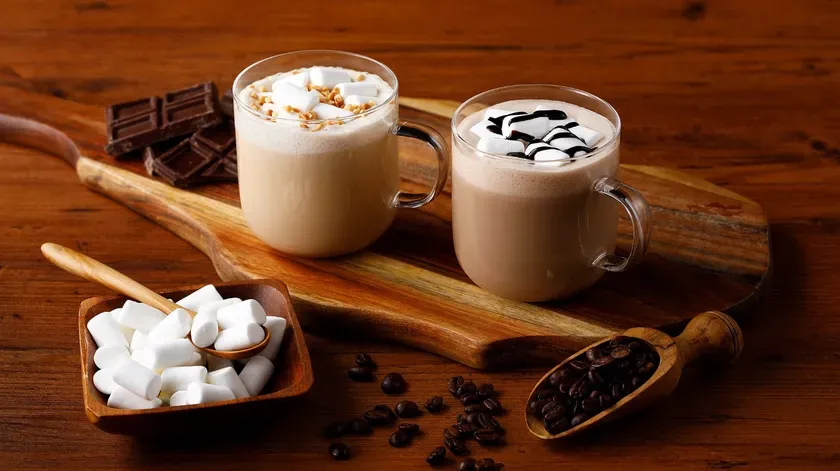 ホットチョコレートまたはコーヒー