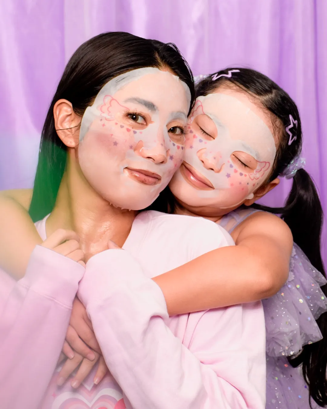 マスクパックをする母と娘の写真