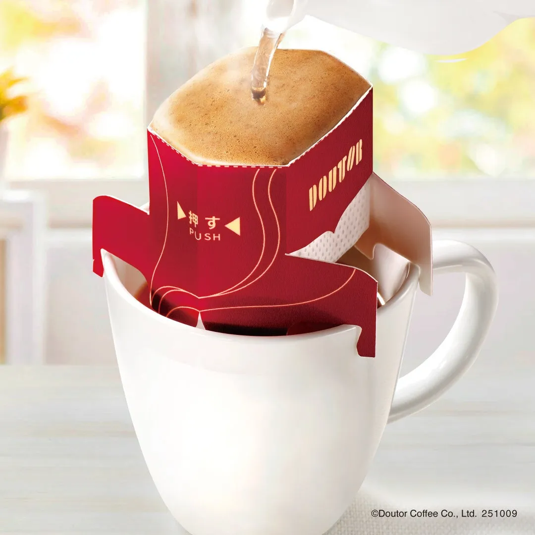 ドトールのドリップコーヒーがカップにセットされ、お湯が注がれている様子。