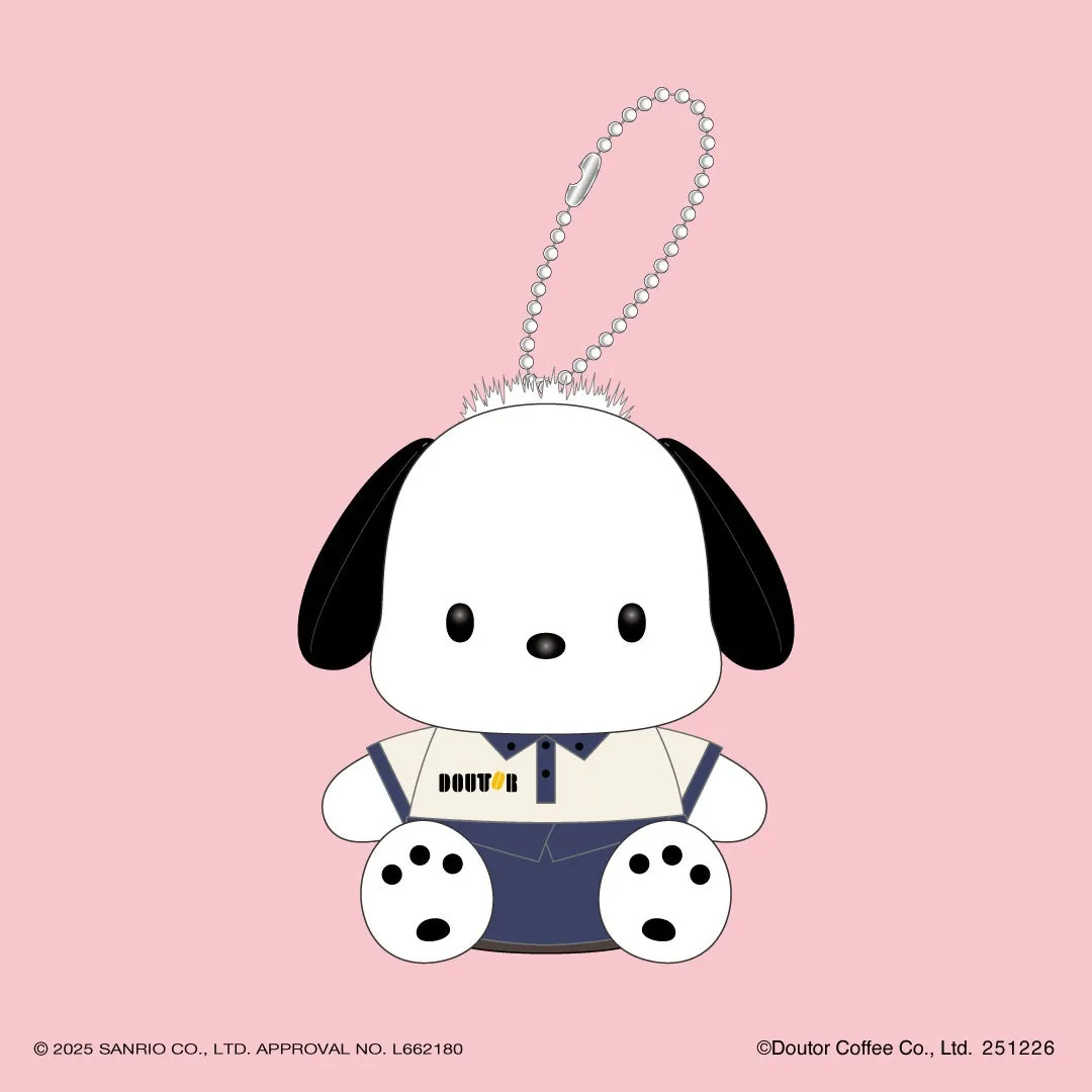 ピンク色の背景に、ポチャッコのぬいぐるみキーホルダーが描かれています。ポチャッコは白い体と黒い耳を持ち、DOUTORのロゴが入った制服を着ています。キーホルダーチェーンが付いています。