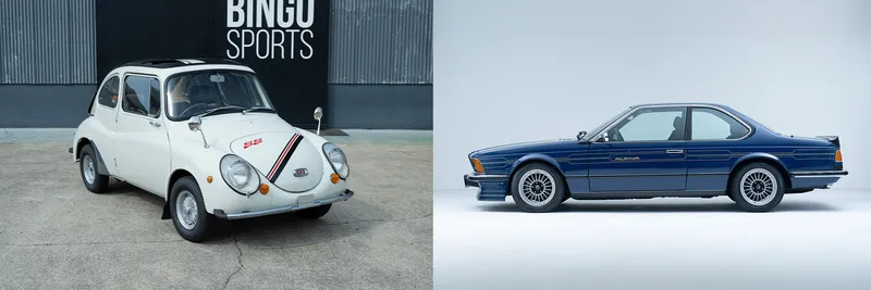 2台のクラシックカーの写真。白いスバル360と、青いBMW ALPINA。