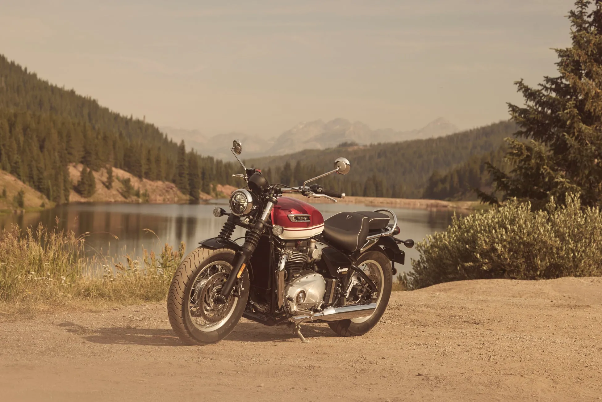 TRIUMPHのSpeed Twinが湖畔に停まっている画像