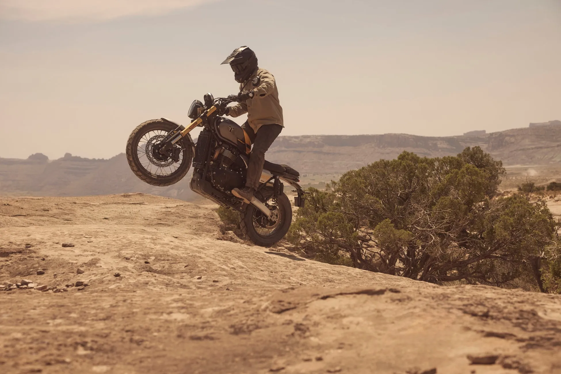 オフロードバイクに乗ってウィリーをしている男性