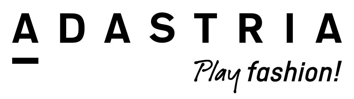 白地に黒い文字で「ADASTRA」と「Play fashion!」と書かれたロゴ。