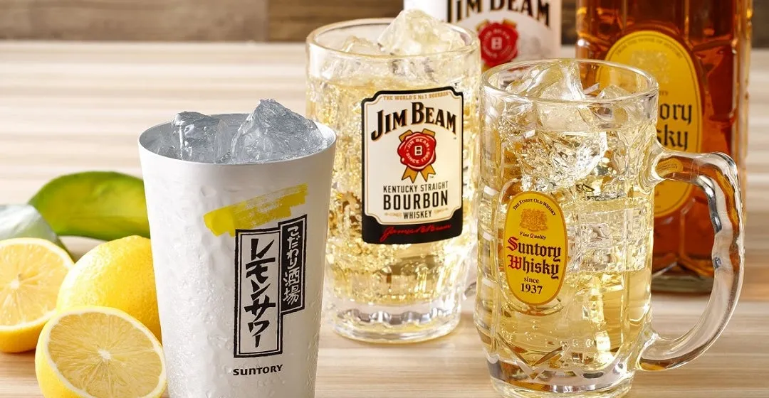 レモンサワー、ウイスキー、レモン、氷の入った飲み物、サントリー、ジムビーム、飲み物の写真。