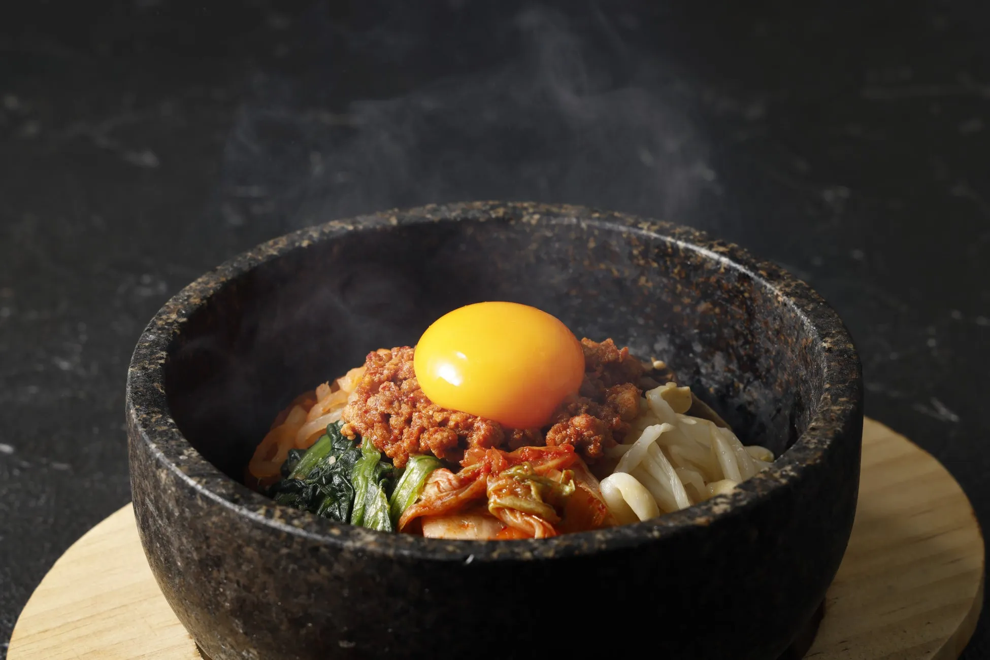 熱々のビビンバが石鍋で提供されている様子
