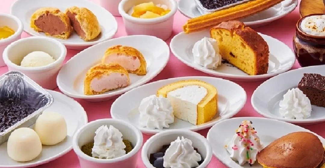 様々なデザートが並べられた写真です。シュークリーム、ロールケーキ、ケーキ、アイスクリーム、プリン、パンケーキなどが写っています。