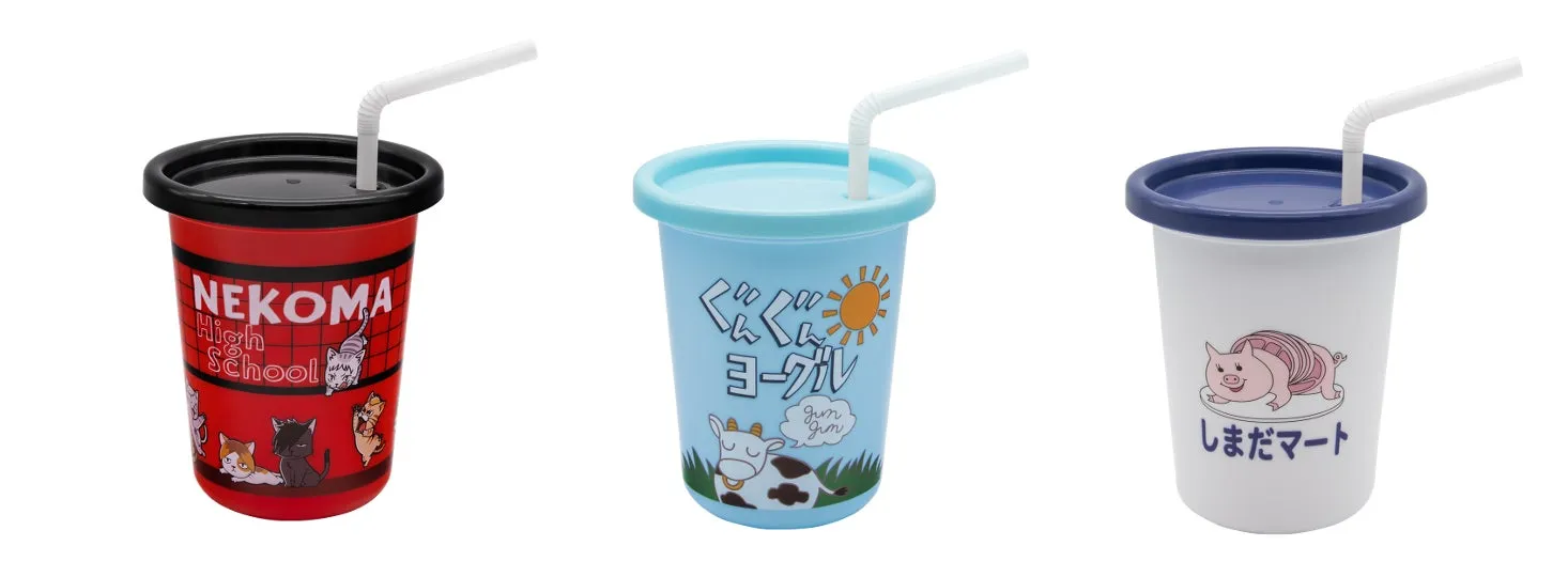 3つのカップ。左のカップには、猫のイラストと「NEKOMA High School」の文字が描かれています。中央のカップには、牛のイラストと「ぐんぐん ヨーグル」の文字が描かれています。右のカップには、豚のイラストと「しまだマート」の文字が描かれています。