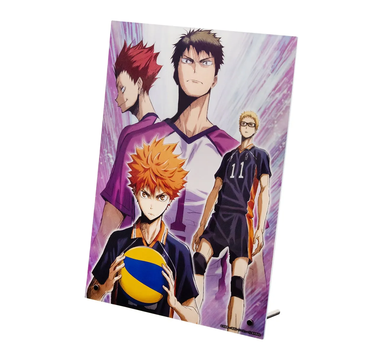 4人のキャラクターが描かれたアニメのポスター。背景には紫と白のストライプ模様があり、キャラクターはバレーボールのユニフォームを着ている。