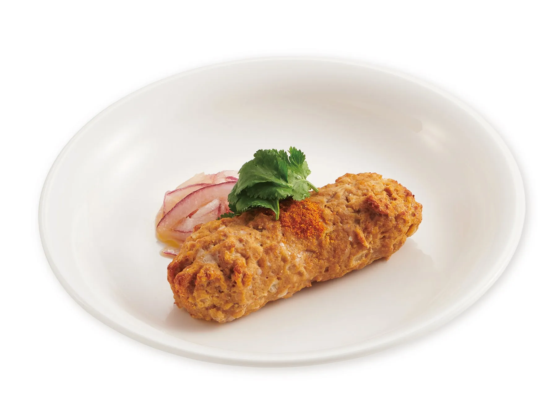 白い皿に、ミートローフのような料理が盛り付けられています。ミートローフの横には、玉ねぎのスライスとハーブが添えられています。