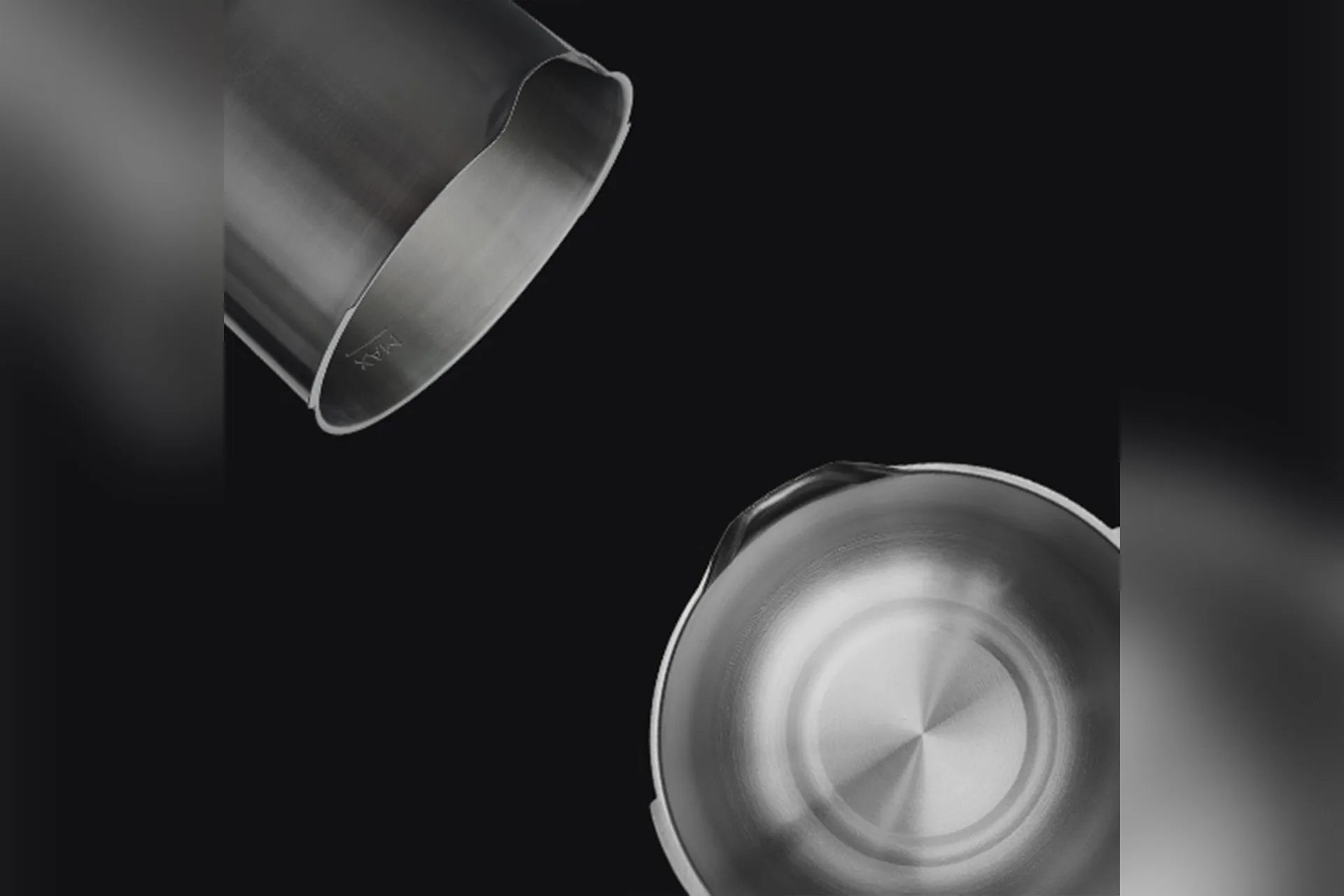 金属製の容器が2つ、黒い背景に配置された写真です。