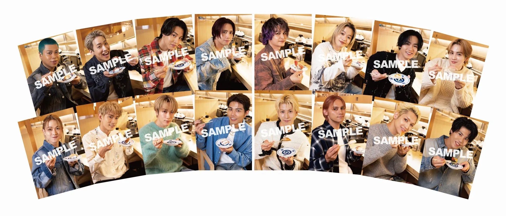 14人の男性が寿司を食べる写真。各人物は寿司皿を持ち、「SAMPLE」の文字が入ったカードを持っています。