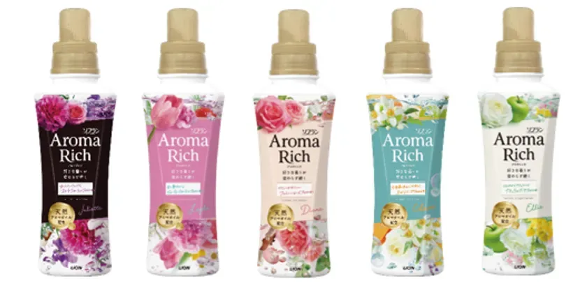 5種類の柔軟剤「ソフラン アロマ リッチ」のボトルが並んだ画像です。それぞれ異なる花柄と香りをイメージしたデザインが施されています。