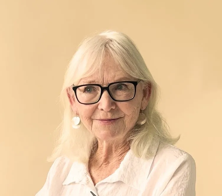 眼鏡をかけた白髪の女性のポートレート。