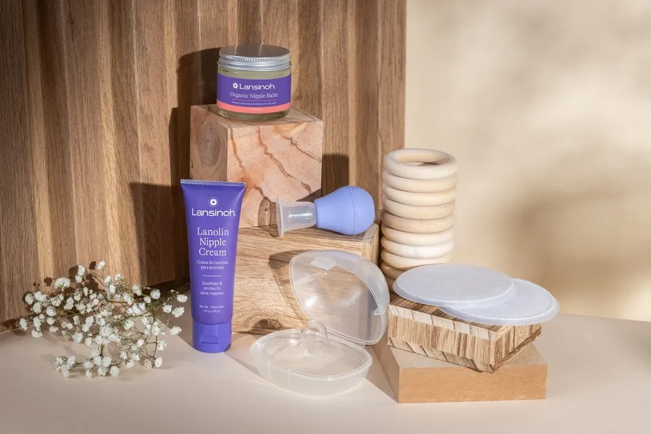 母乳育児用品の製品写真。ニップルクリーム、ニップルバーム、乳首シールド、乳首パッド、搾乳器などが写っています。