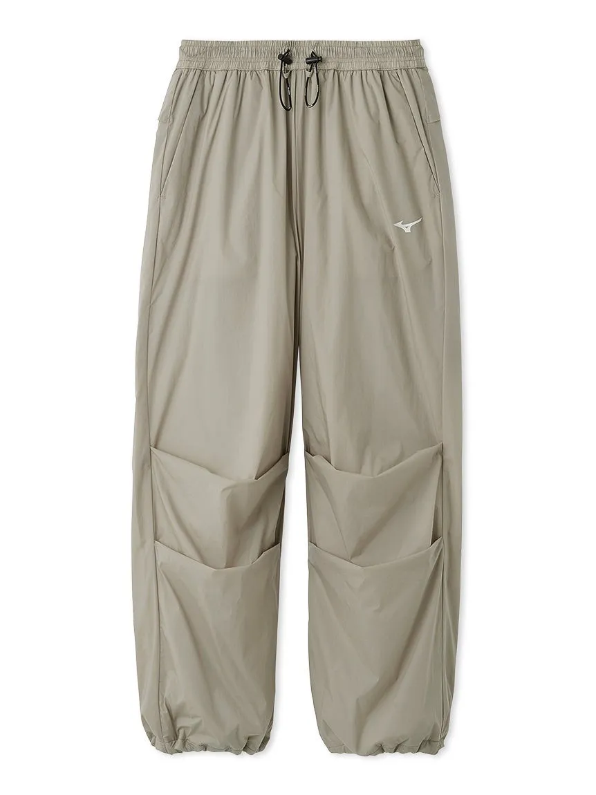 ベージュ色のミズノのパンツ。ウエストはゴムで、ポケットが複数付いている。