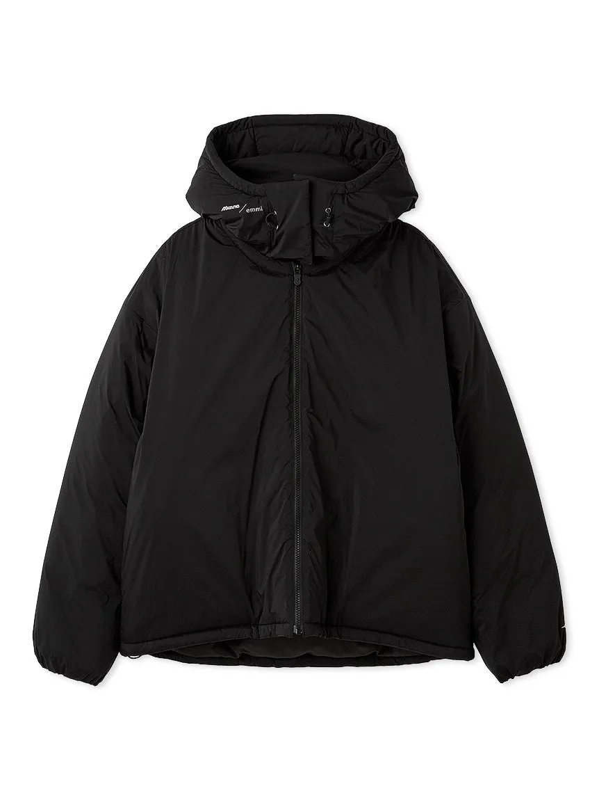 黒色のフード付きジャケット