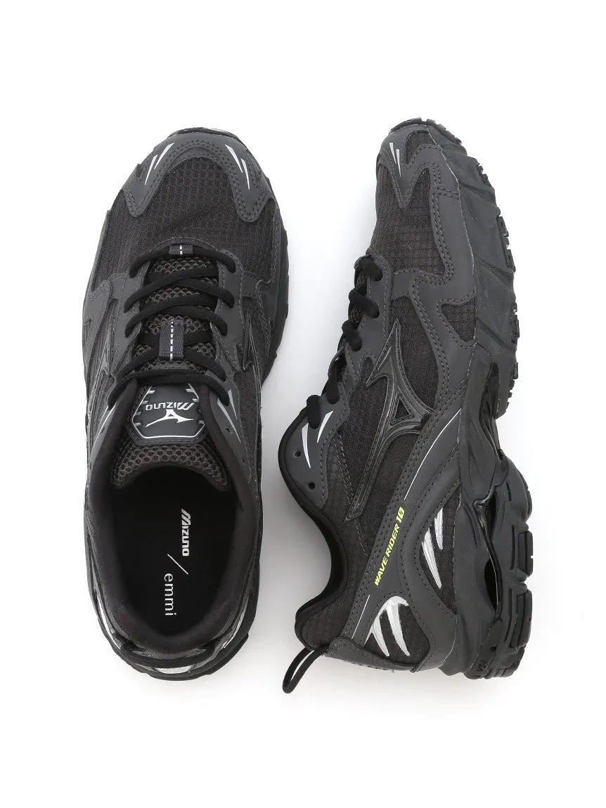 黒いミズノのランニングシューズが2足並べて写っている